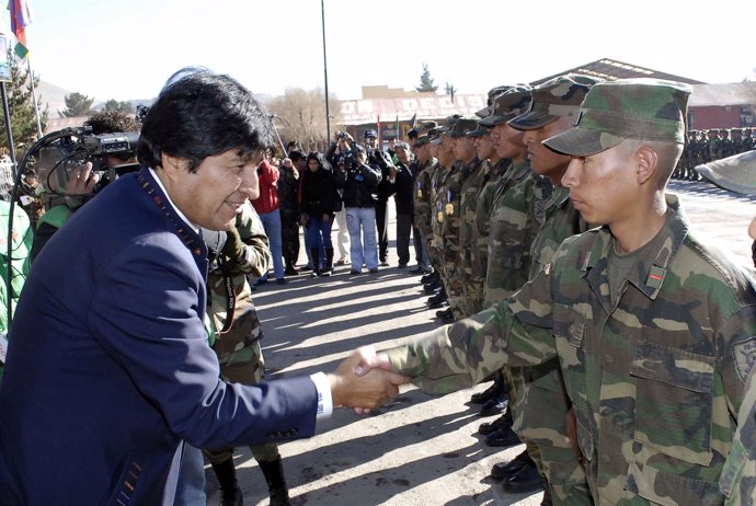 El Presidente De Bolivia, Evo Morales, Condecora A Militares.