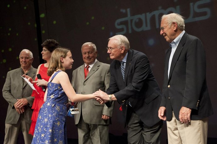 Una Niña Saluda A Neil Armstrong