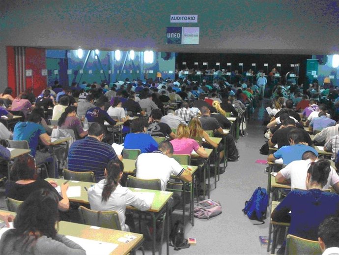 Estudiantes De La Universidad A Distancia En Madrid (UNED)