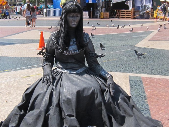 La Estatua Cleopatra En Plaza De Catalunya Protegida Por Los 'Indignados'