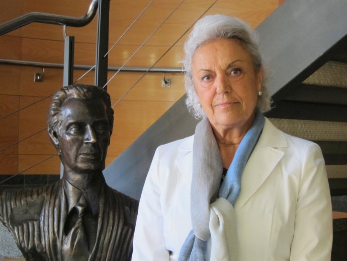 Pilar Muro, Junto A Un Busto De Su Marido