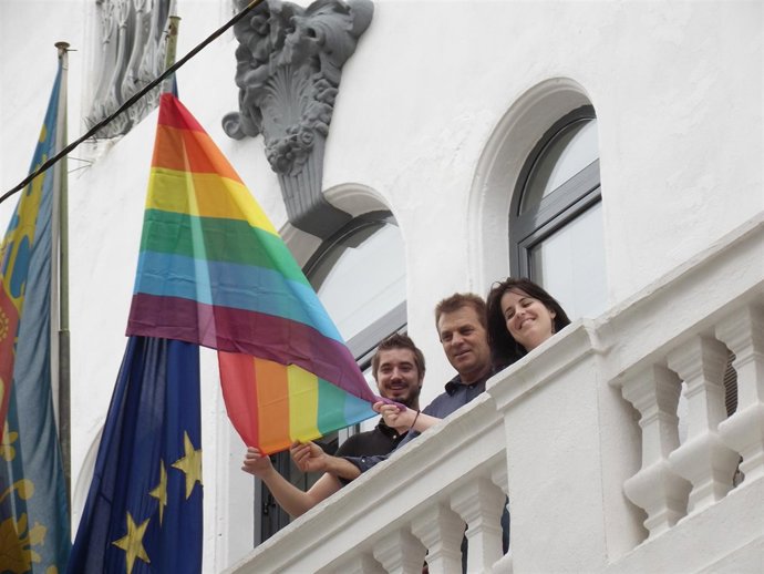 La Diputada Esther López Cuelga La Bandera Gay En El Ayuntamiento De Buñol.