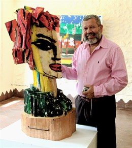 El Artista Willy Ramos Con Una De Sus Obras