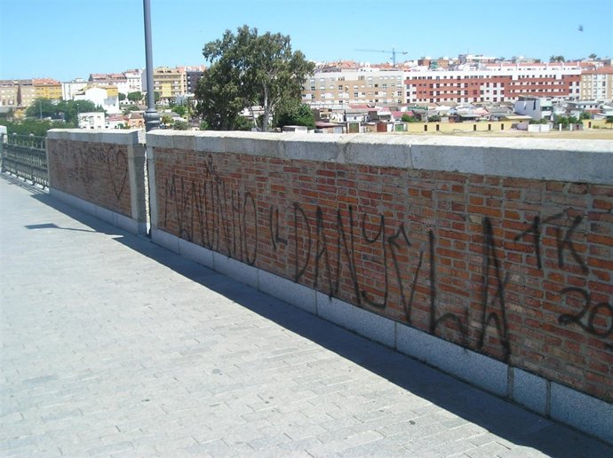 Nota De Prensa Sobre Actos De Vandalismo En El Puente De Palmas De Badajoz.