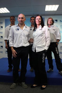 Edurne Pasaban junto a otros alpinistas de la expedición Desafío 14:1