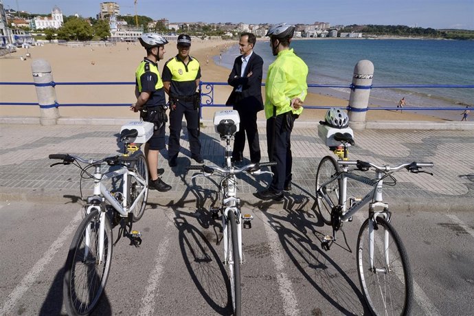 Policías Locales De Santander En Bicicleta