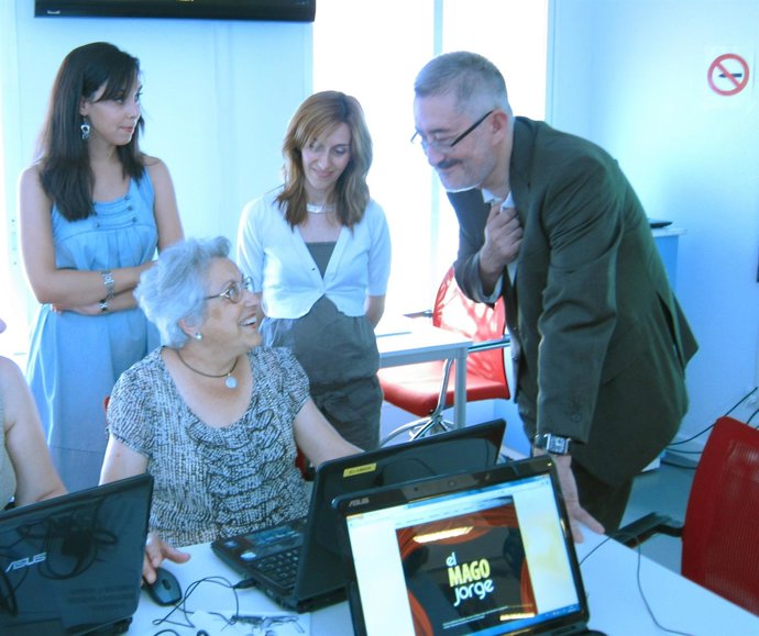 Antonio Ávila, Con Una Usuaria De La Red Andalucía Compromiso Digital
