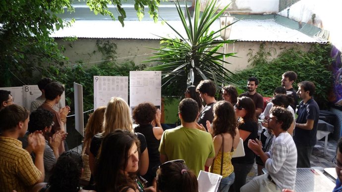 Los Alumnos De Arquitectura Durante La Presentación Del Proyecto