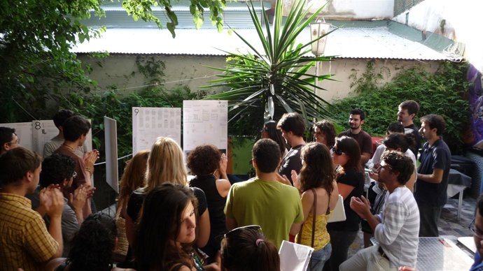 Los Alumnos De Arquitectura Durante La Presentación Del Proyecto