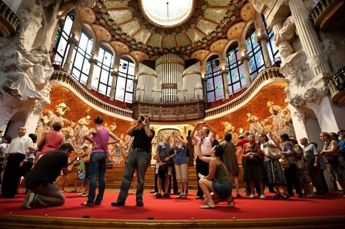 Visitantes En El Escenario Del Palau De La Música Durante Las Puertas Abiertas