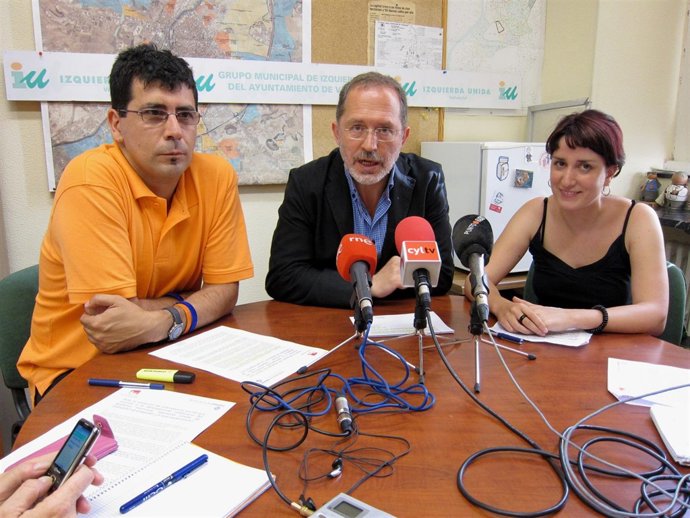 Saravia, En El Centro, Junto A Bustos Y Sánchez Durante La Rueda De Prensa