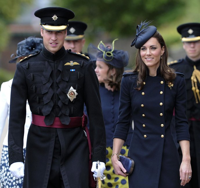 Los Duques De Cambrigde Con Uniforme Militar