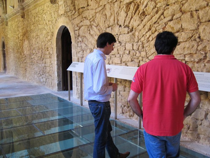 Visitantes En El Museo Arqueológico De Asturias