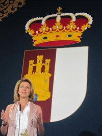 Cospedal destaca la "gran preparación" de sus 7 consejeros y promete que trabajarán "muy duro" por sacar adelante C-LM