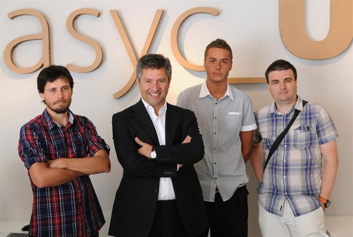 Los Ganadores De Los Certámenes Junto A Muñiz