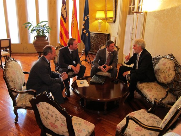 El Embajador Británico, A La Derecha, Se Reúne Con Pere Rotger, A Su Lado