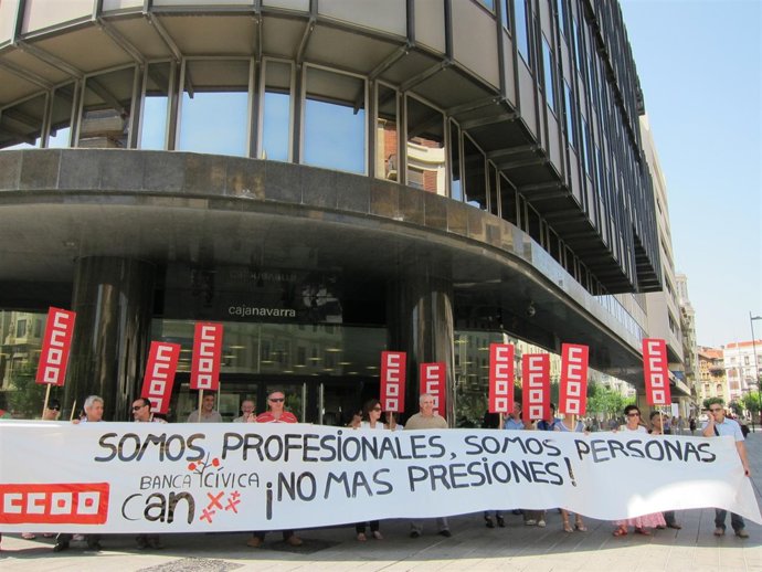 Concentración De Delegados De CCOO Ante Caja Navarra.