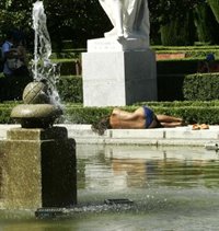 Los madrileños afrontan la ola de calor con problemas para conciliar el sueño y deseando irse a la playa