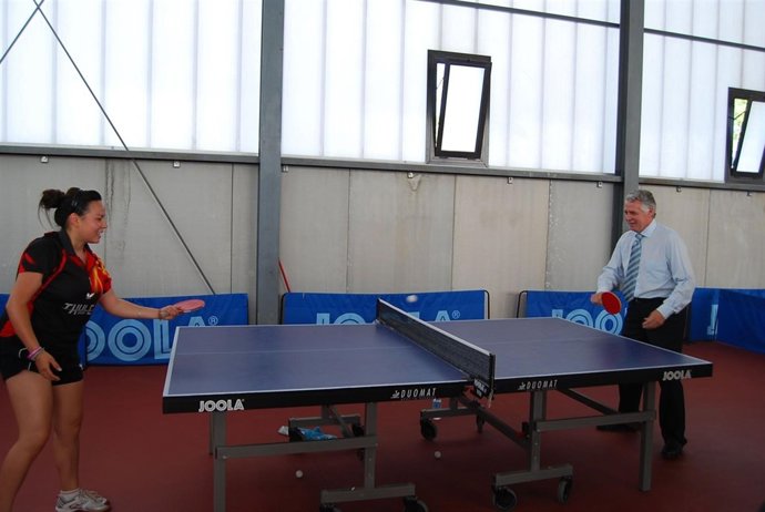 El Consejero Francisco Menacho Con La Campeona De España Sub23 De Tenis De Mesa