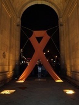 Lazo Rojo En La Puerta De Alcalá De Madrid