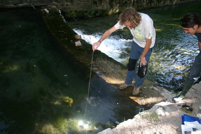Dos Voluntarios Toman Muestras En El Río Cerezuelo, En Cazorla (Jaén).