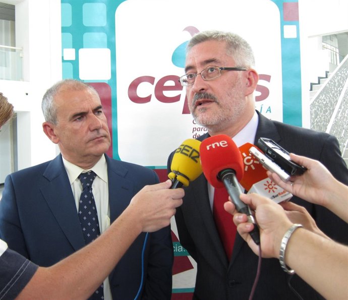 El Consejero De Economía, Innovación Y Ciencia, Antonio Ávila, Y Antonio Romero