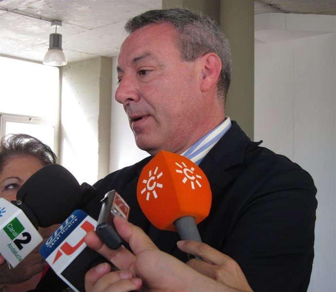 El Consejero De Educación, Francisco Álvarez De La Chica. 