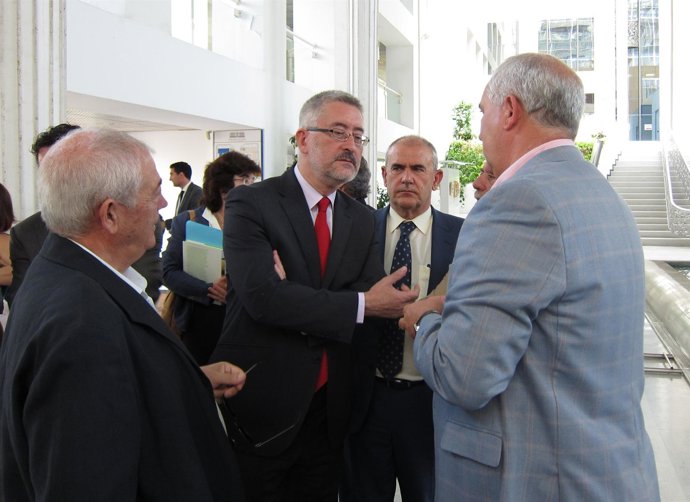 El Consejero De Economía, Antonio Ávila, Y Dirigentes Sindicales Y De Cepes