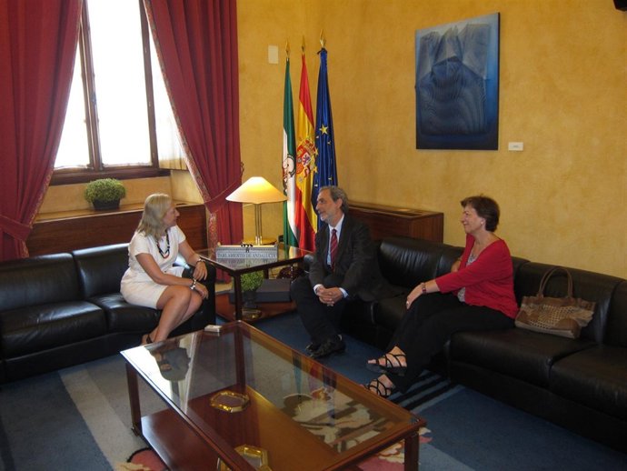 Chamizo Presenta A La Presidenta Del Parlamento El Informe Del Menor 2010