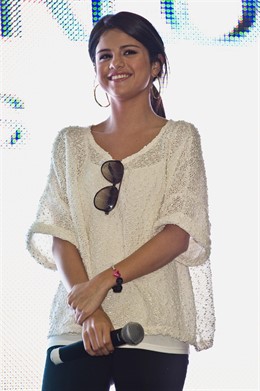 Selena Gomez Vestida Informal Y Con Un Micrófono En La Mano