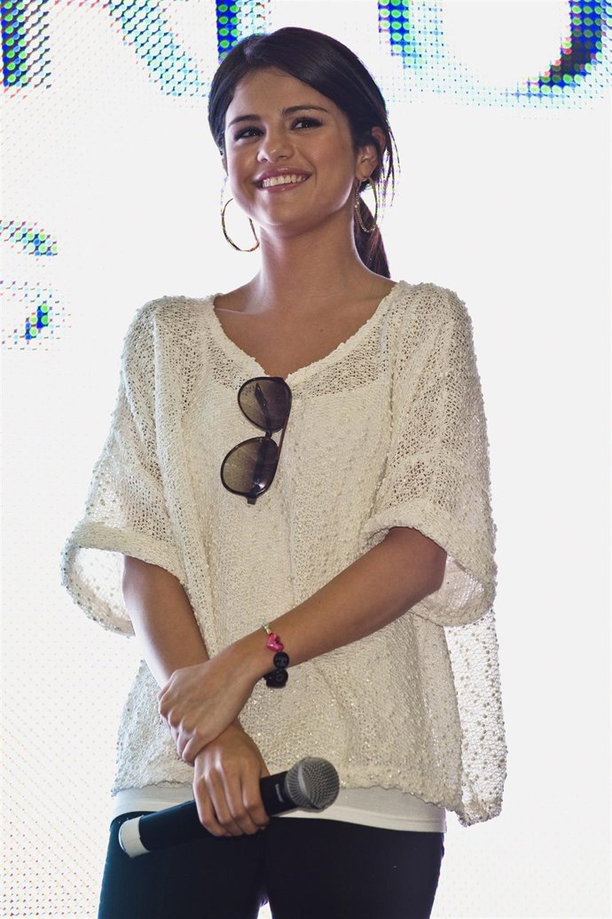 Selena Gomez Vestida Informal Y Con Un Micrófono En La Mano