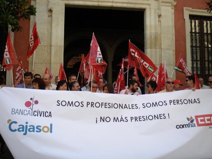 Concentración De Trabajadores De Cajasol     