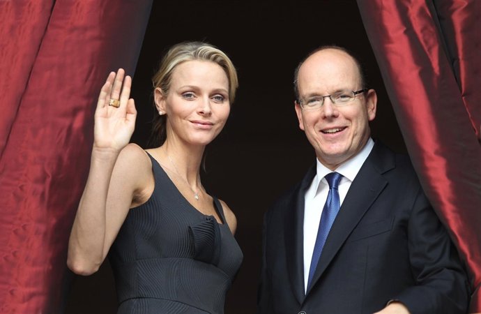 El Príncipe Alberto De Mónaco Y Charle Wittstock En Un Balcón