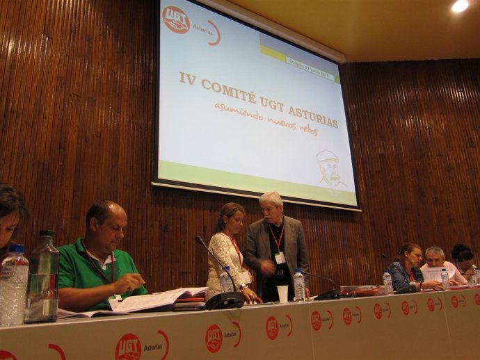 Mar Celemin Charla Con Justo Rodríguez Braga Antes De Iniciarse El Comité.
