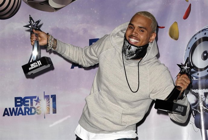 Chris Brown Posa Contento Con Dos BET Awards