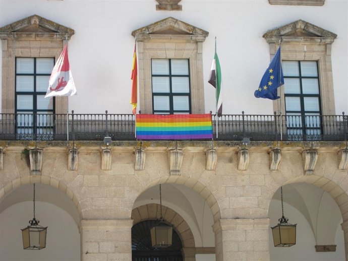 Fachada Ayuntamiento De Cáceres Con Bandera Gay