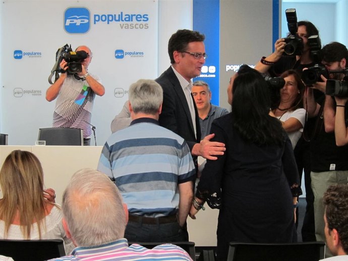 Basagoiti Saludo A Concejales Del PP.