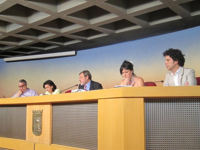 Lissavetzky Y Parte Del Grupo Municipal En Rueda De Prensa