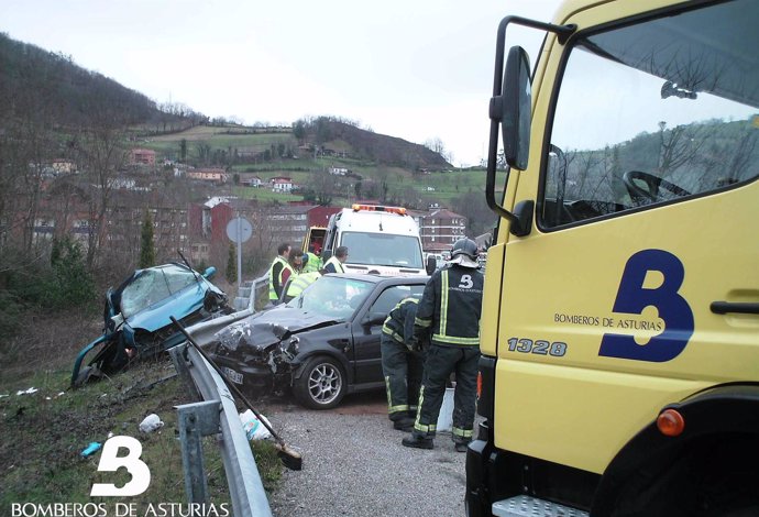 Imagen de un accidente registrado en las carreteras asturianas.