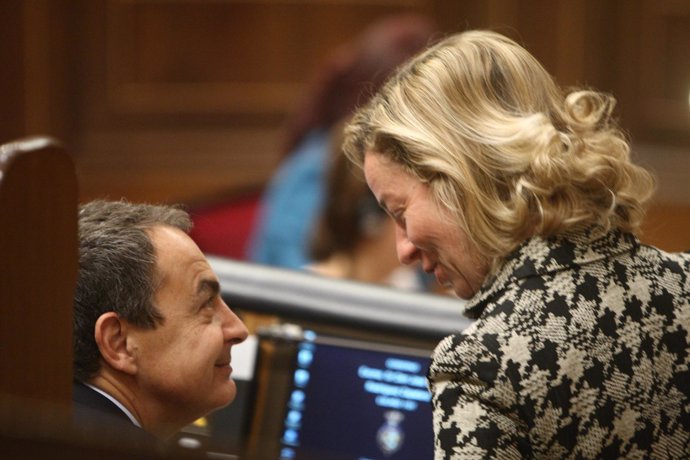 Ana Oramas (CC) charlando con Zapatero en el Congreso
