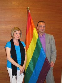 El Ayuntamiento se suma al Día del Orgullo Gay con la izada de la bandera 'arcoiris' en su sala de prensa