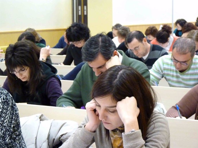 Estudiantes De La UNED Pamplona En Un Examen.