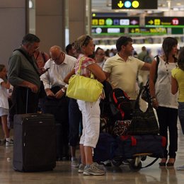 Imagen de archivo de turistas en el aeropuerto