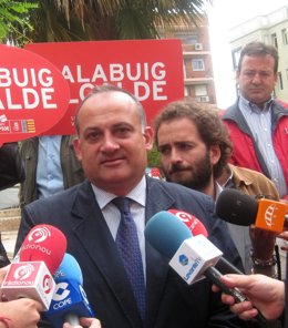 Joan Calabuig Atiende A Los Medios En El Cabanyal