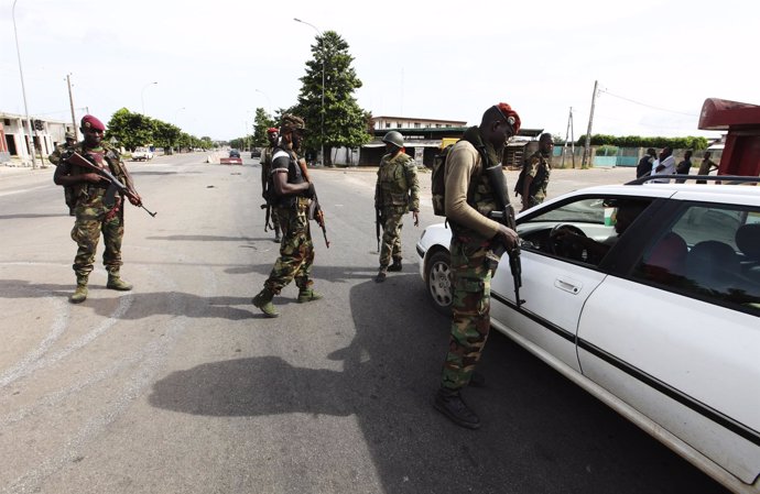 Fuerzas Gubernamentales Marfileñas Registran Los Vehículos