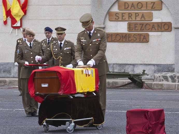 El Príncipe Asiste Al Funeral De Los Militares De Afganistán