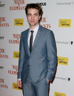 Robert Pattinson Posando En Un Photocall