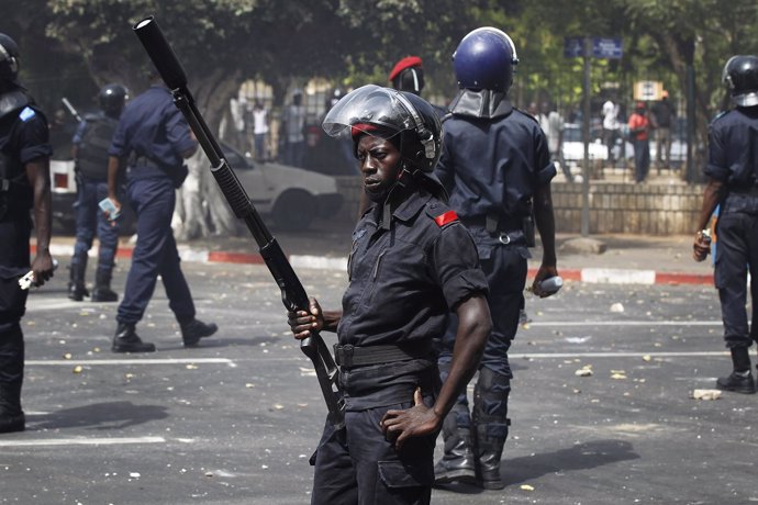 Policías Antidisturbios Patrullan Las Calles De Dakar En Senegal