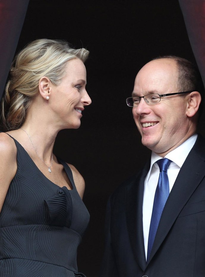 Alberto De Monaco Y Charlene Wittstock Mirándose