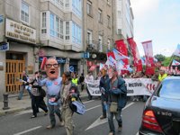 Miles de docentes rechazan en Santiago el aumento de horario y alertan de "conflictividad permanente" por la norma